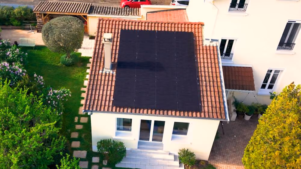Maison équipée en panneaux solaires à Saint-Cyr-au-Mont-d'Or