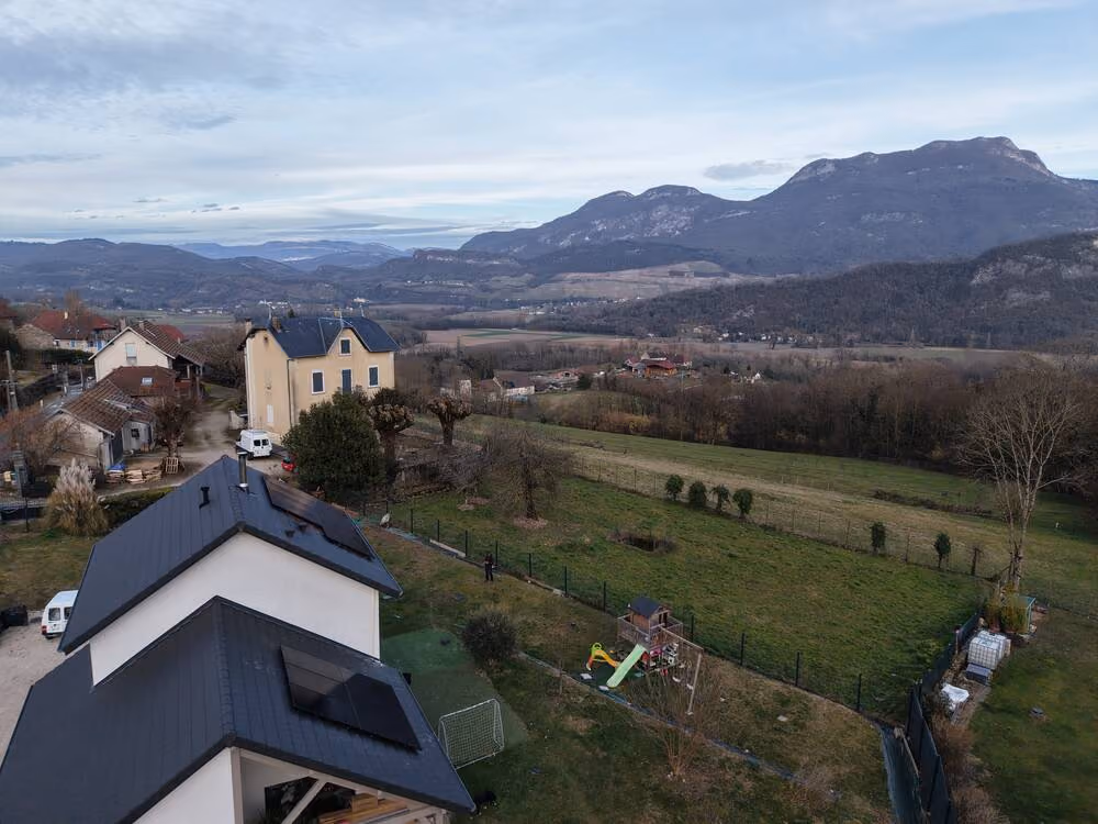 Maison équipée en panneaux solaires à Parves et Nattages