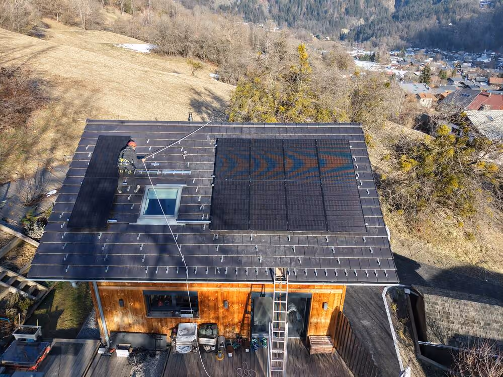 Maison équipée en panneaux solaires à Servoz