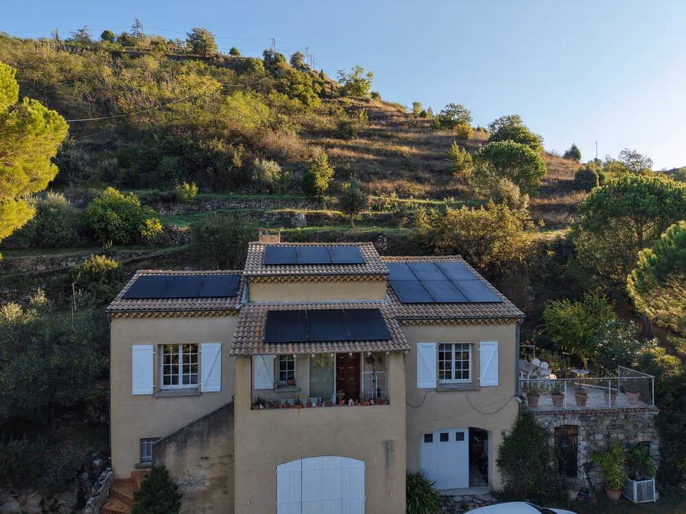 Maison équipée en panneaux solaires à Sarras