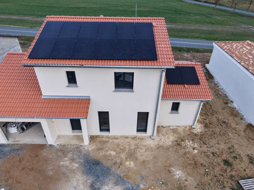 Maison équipée en panneaux solaires à Chaneins