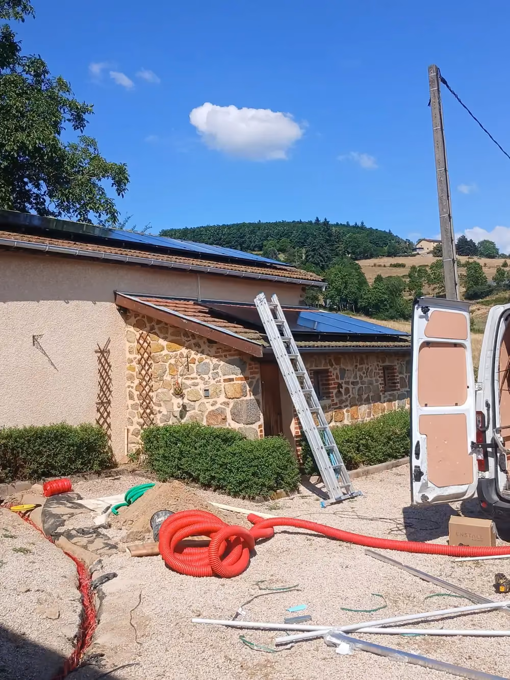 Maison équipée en panneaux solaires à Ronno