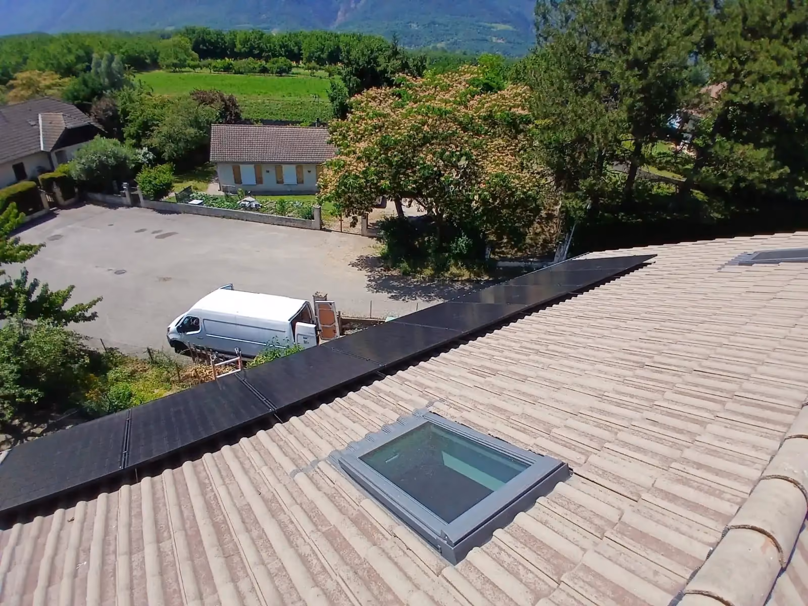 Maison équipée en panneaux solaires à Tencin