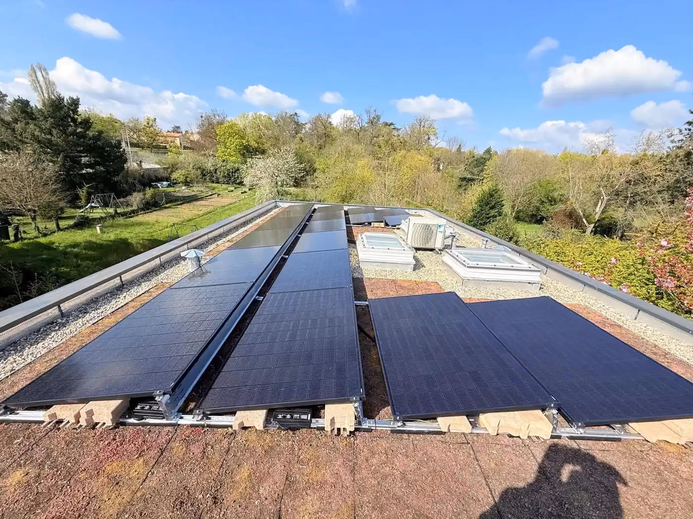 Maison équipée en panneaux solaires à Saint-Genis-Laval