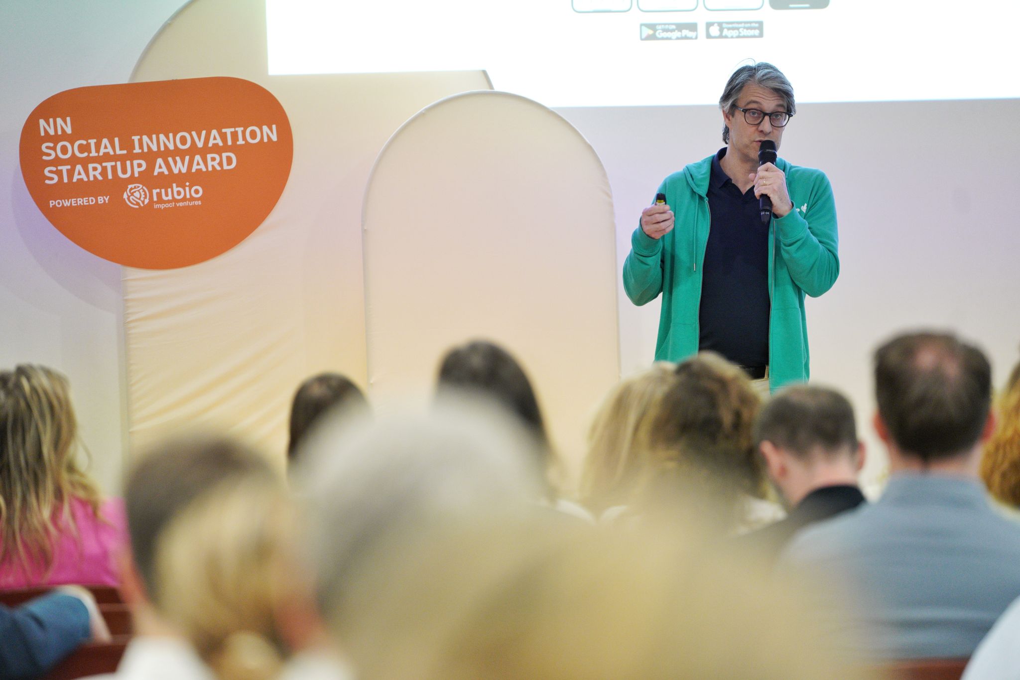 CEO Joris Castermans holding the microphone on stage