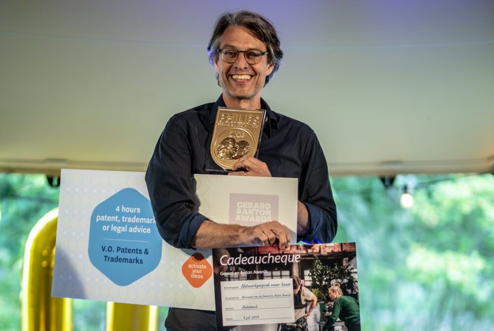 CEO Joris Castermans holding Gerard & Anton Awards prize
