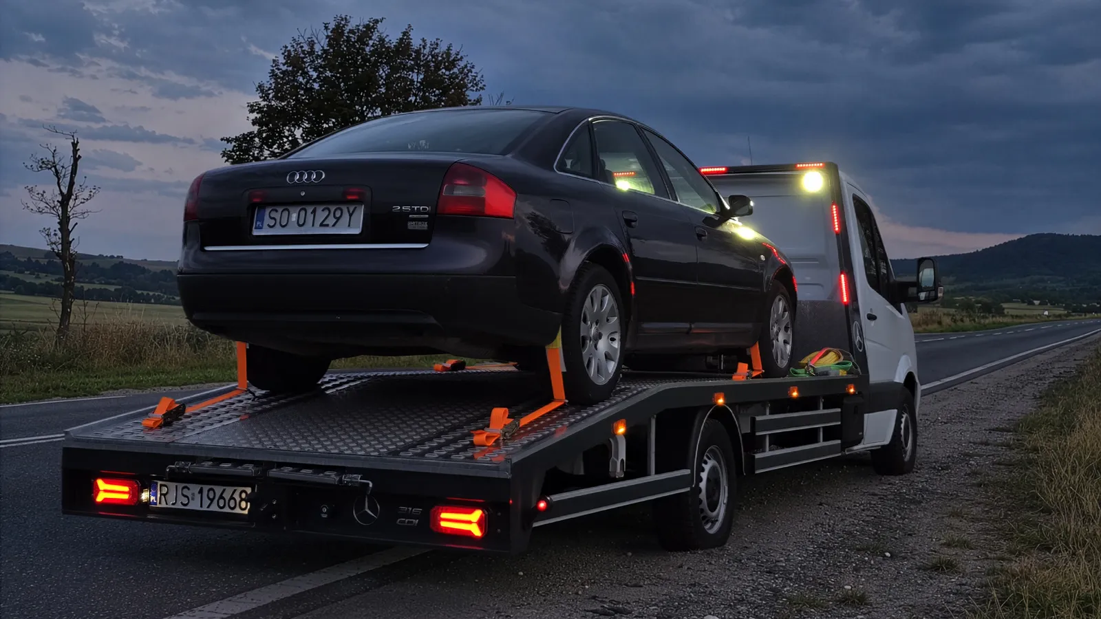 Samochód zabezpieczony na lawecie TRASKOO przy drodze