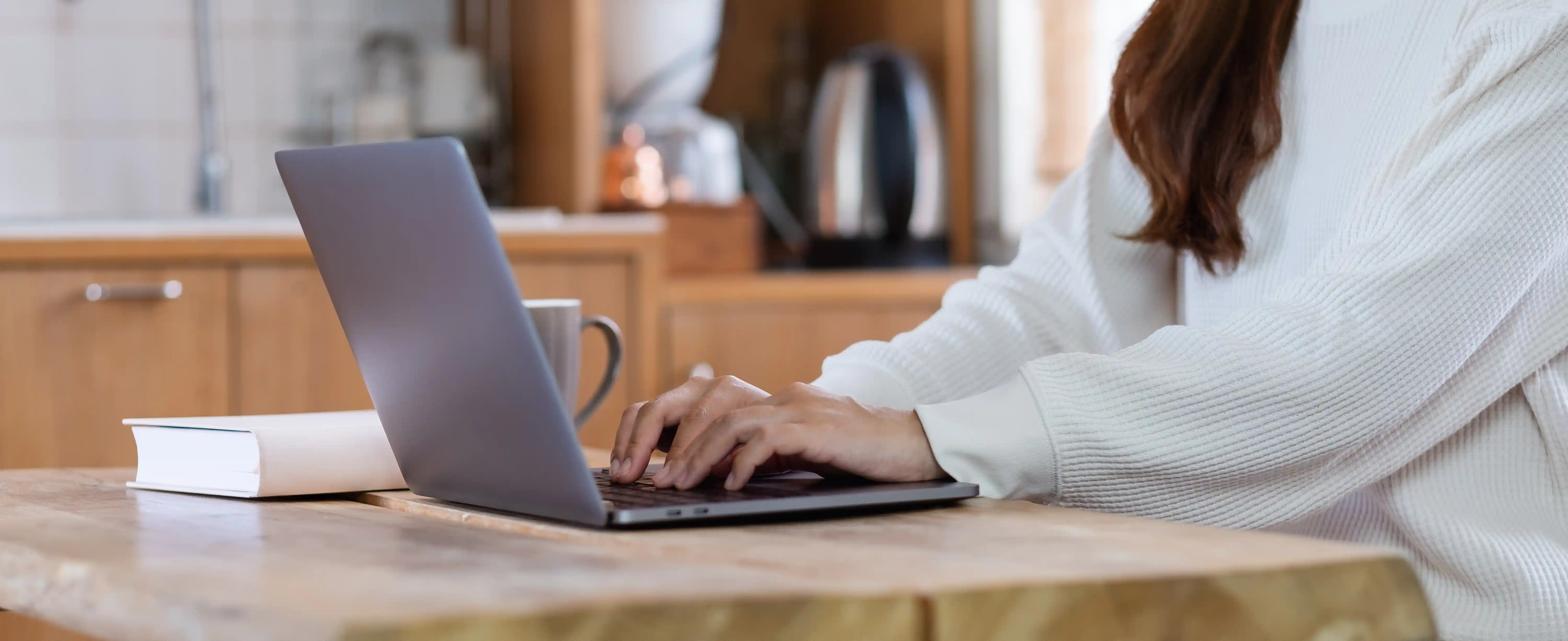 office woman working on laptop | Digiteins 