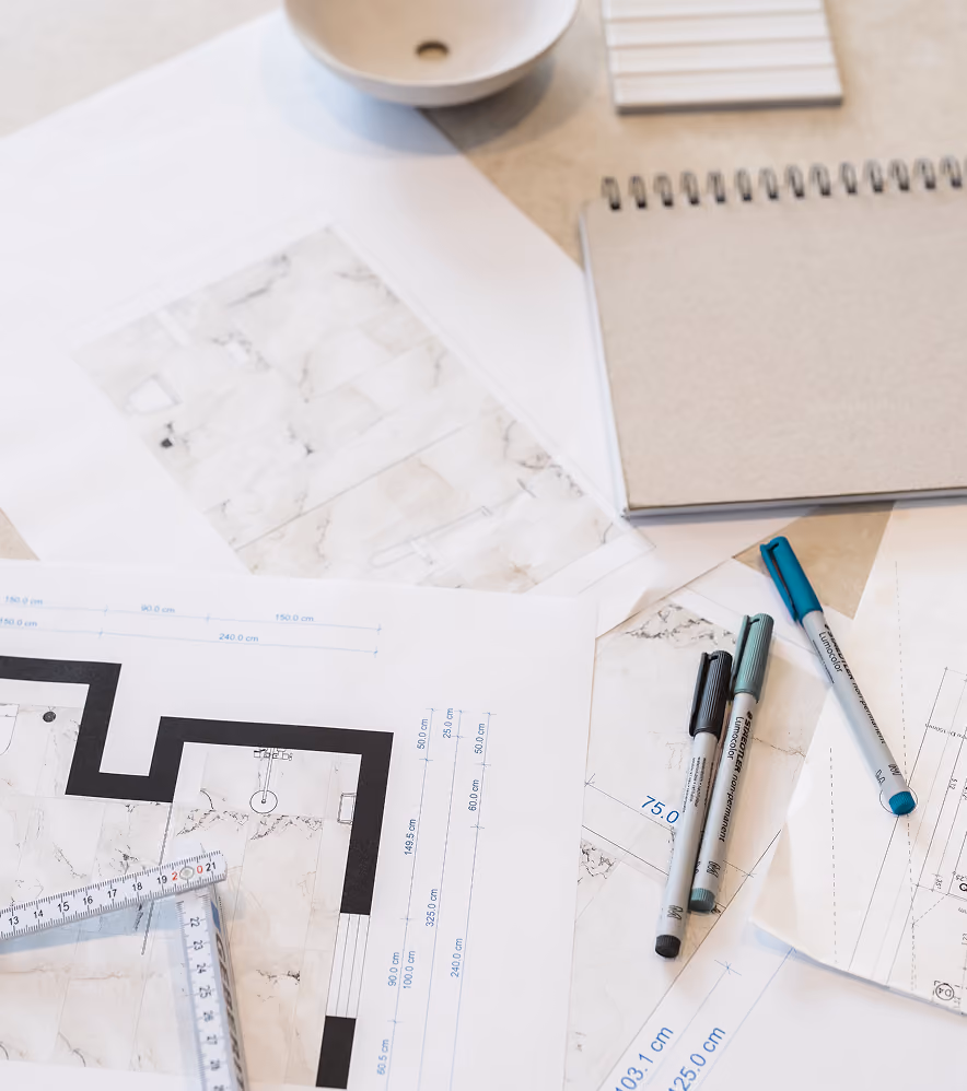 Modernes Badezimmer mit reduziertem Design aus einem Projekt von KRÜSI Badplanung
