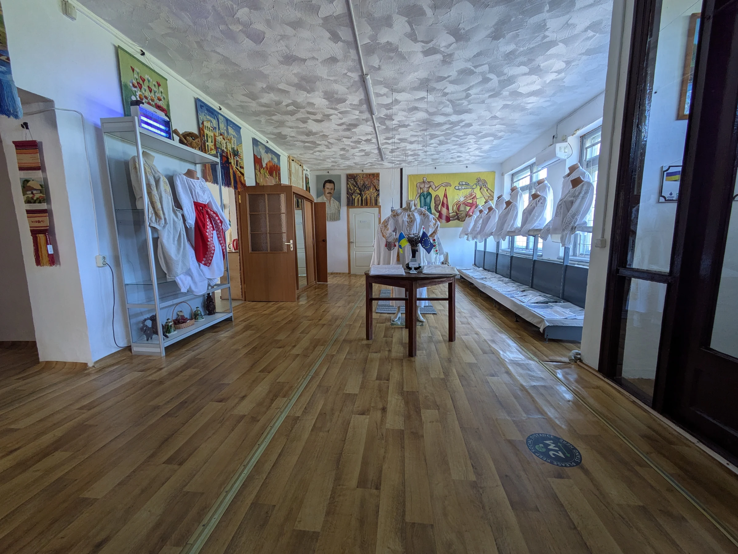 Виставковий простір SOLOMIA з вишитим одягом і гобеленами