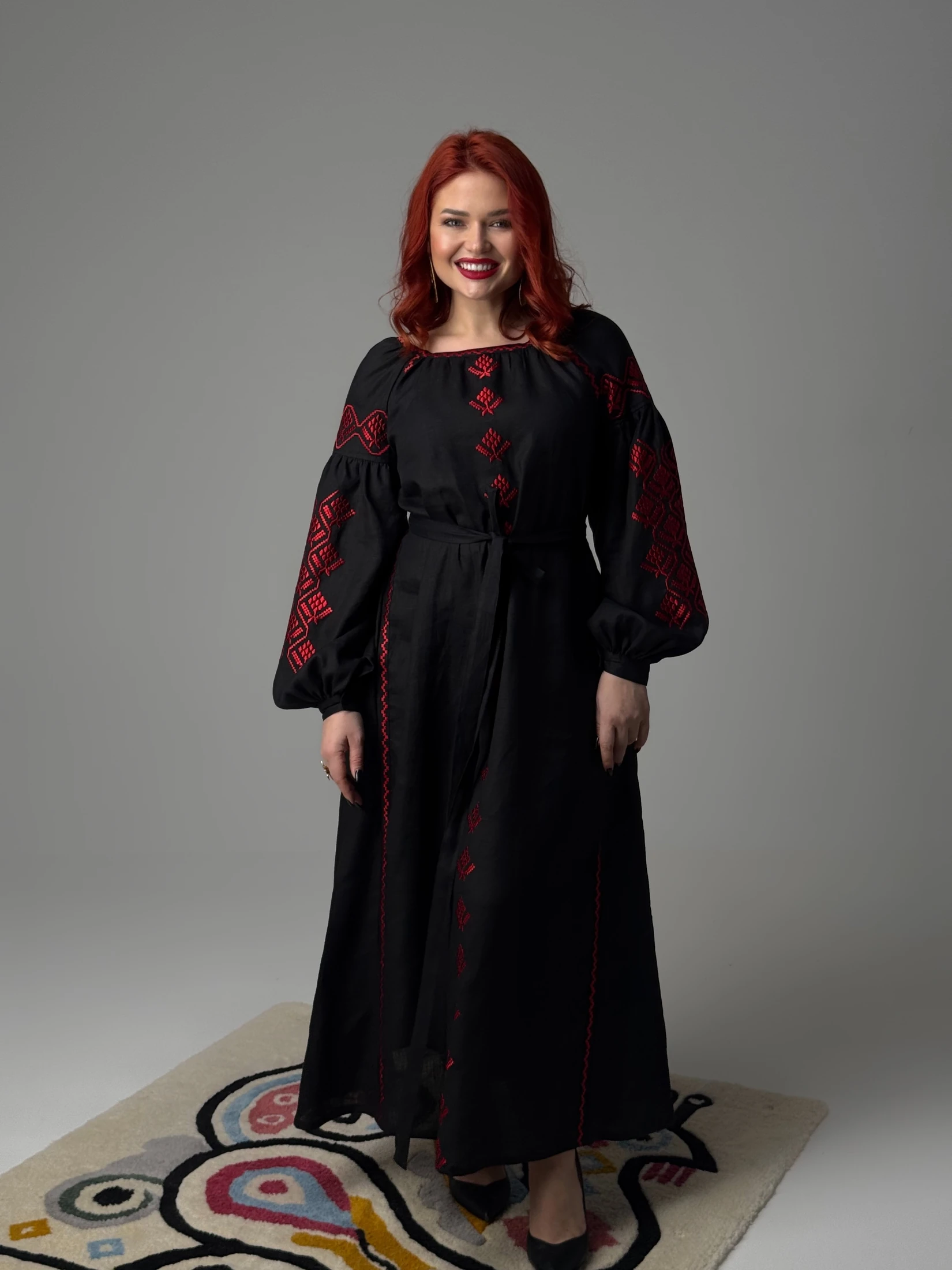 Чорна сукня SOLOMIA з червоною вишивкою