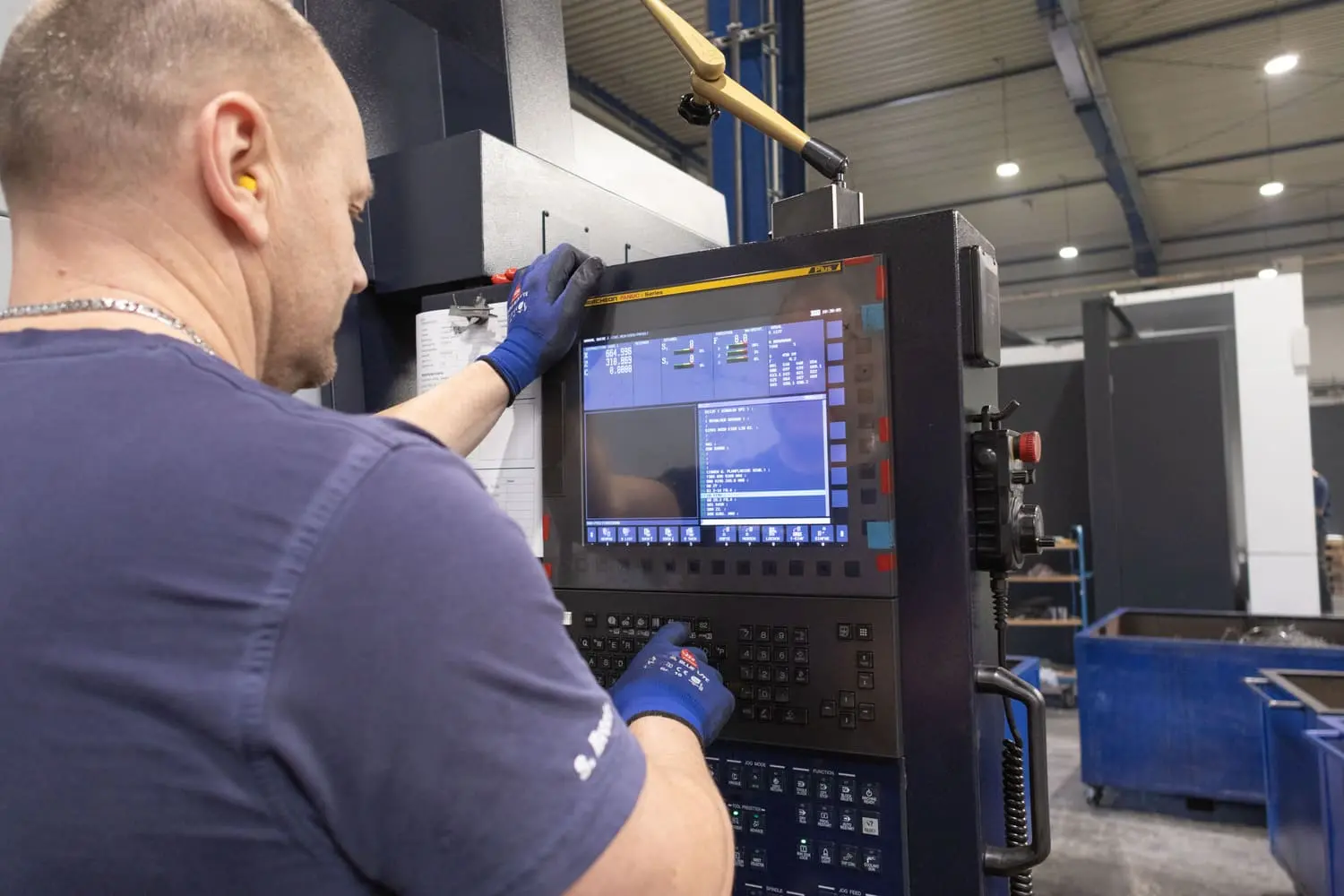 Ein Mitarbeiter von BARTH Präzisionstechnik beim Bedienen einer der neuen Maschinen