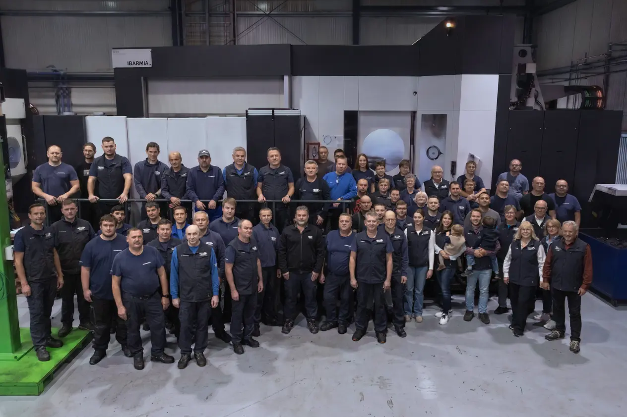 Das gesamte Team von BARTH Präzisionstechnik in der Produktionshalle