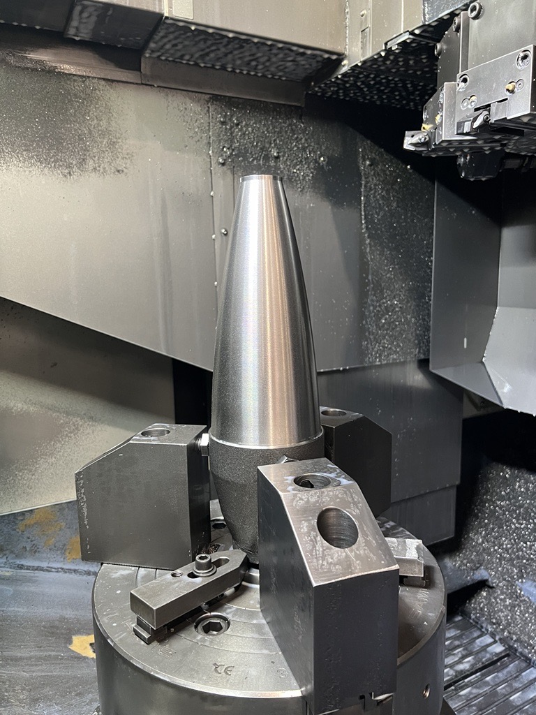 Eine Artilleriehülse während der Fertigung in der Maschine