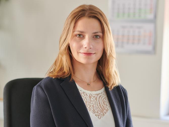 Pia Barth am Schreibtisch im Büro