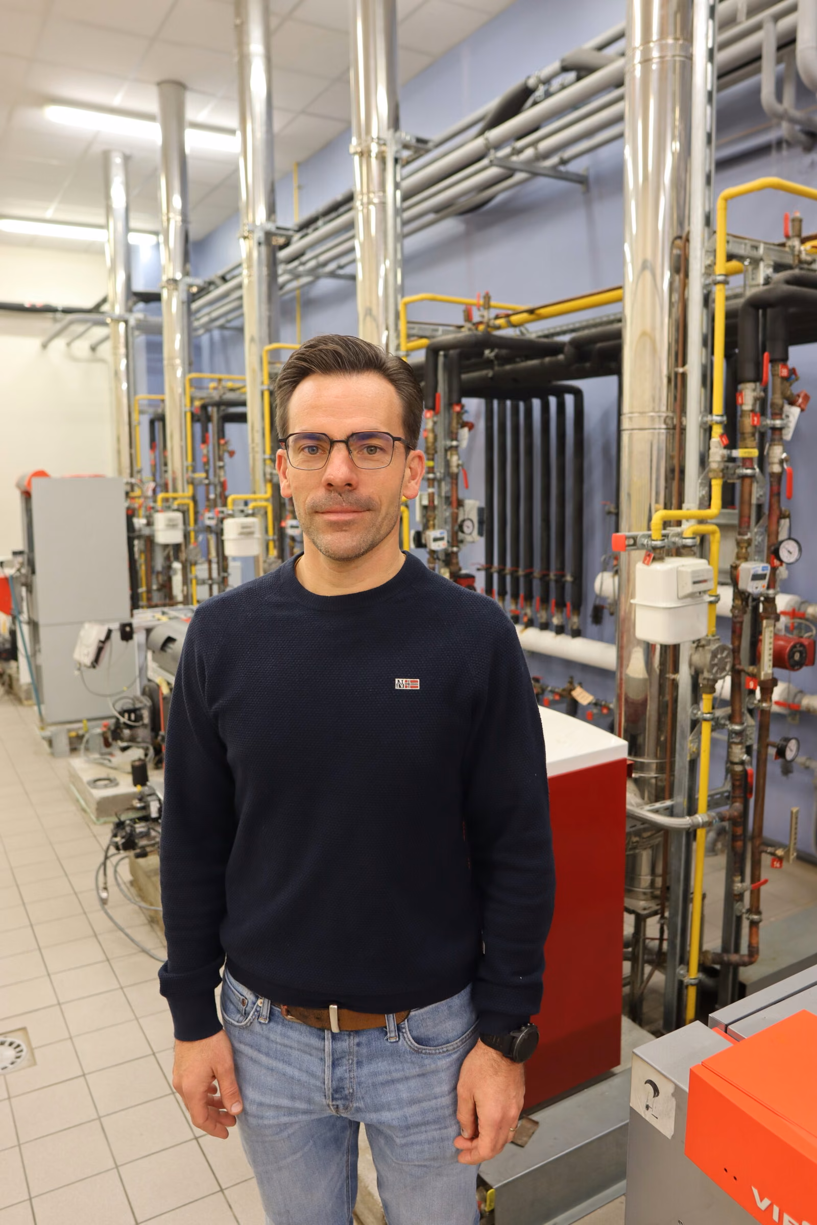 Portrait d'un membre du jury devant des installations de chauffage