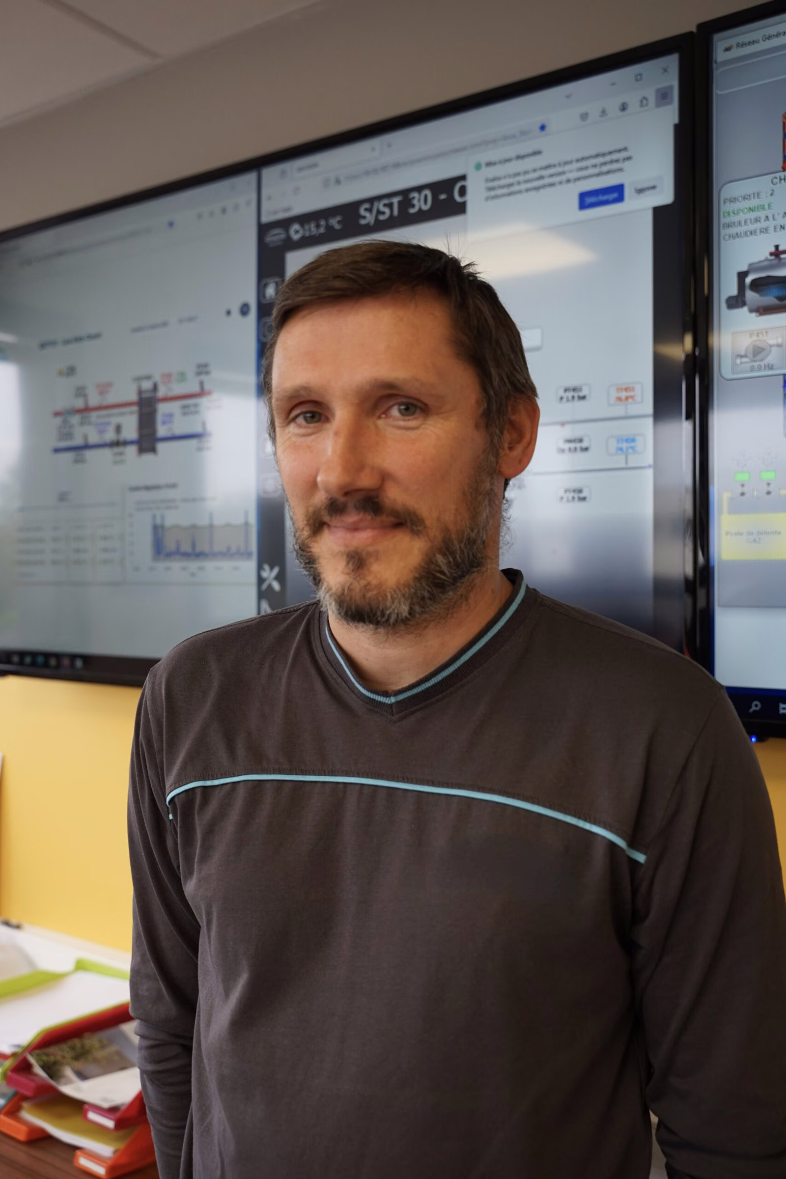 Mathieu, responsable de site, devant les écrans de supervision du réseau de chaleur