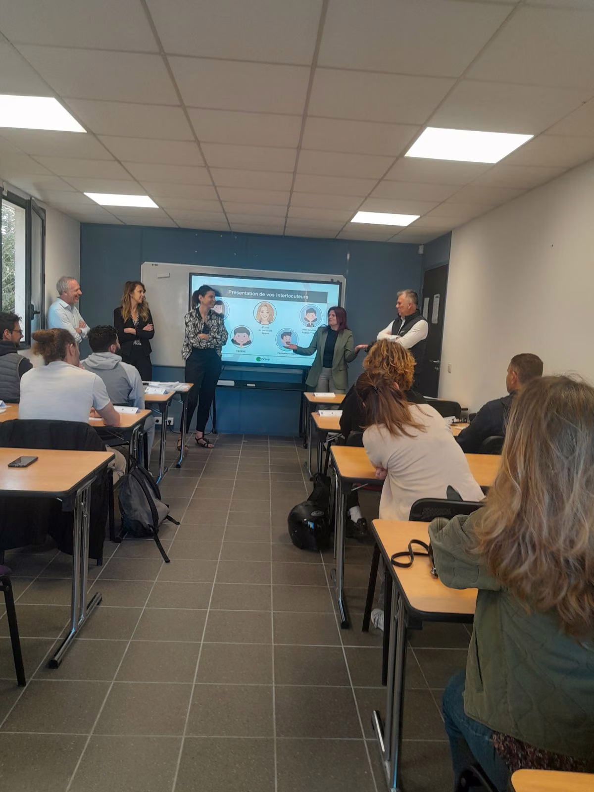 Stagiaires de la POE en salle de formation à Toulon