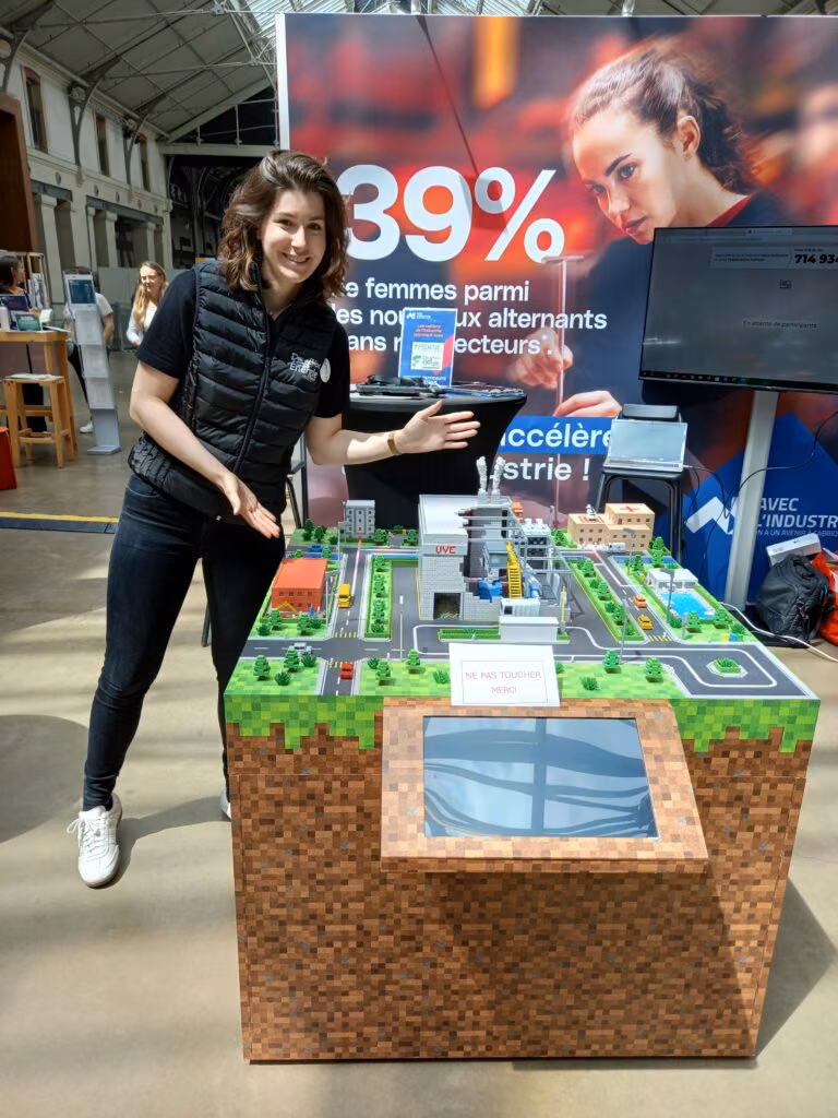 Animatrice présentant la maquette interactive sur un stand du salon Talents for the Planet