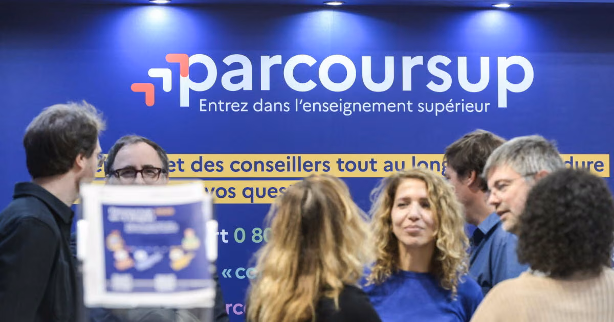 Visiteurs en discussion devant un stand Parcoursup