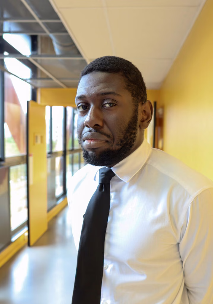 Portrait d'un candidat en chemise blanche et cravate