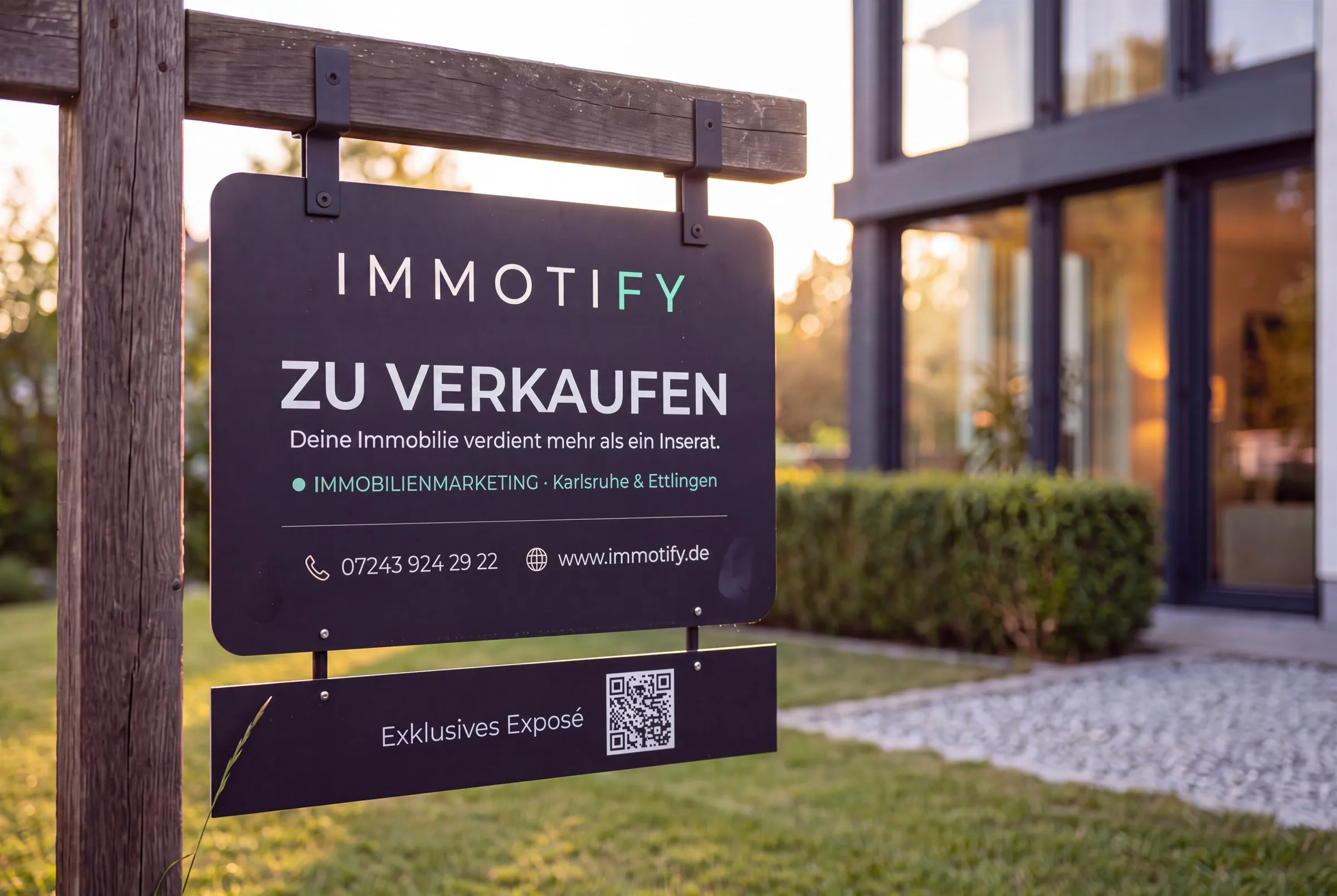 Verkaufsschild von Immotify vor einem modernen Wohnhaus