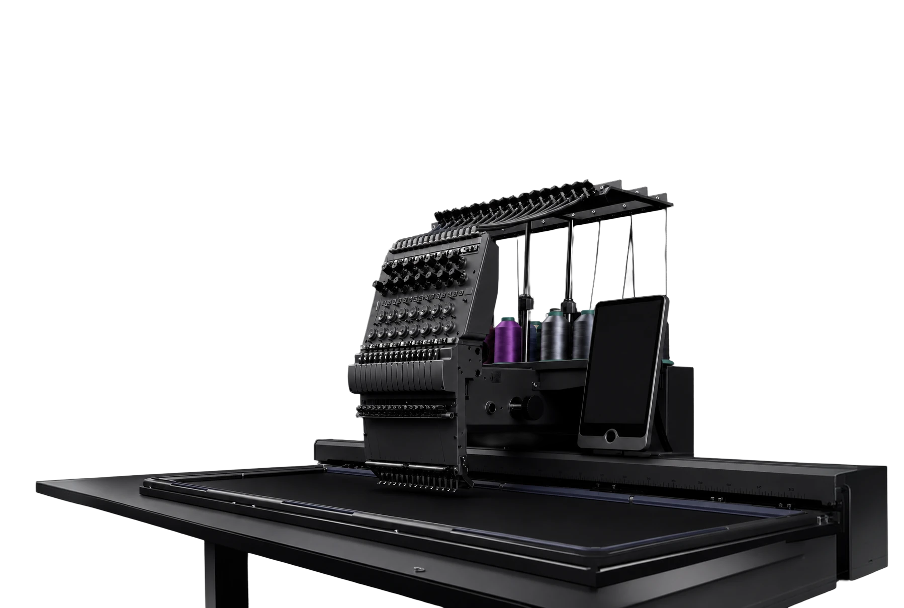 Moderne schwarze Stickmaschine mit Fadenrollen und digitalem Bildschirm auf großem Tisch.