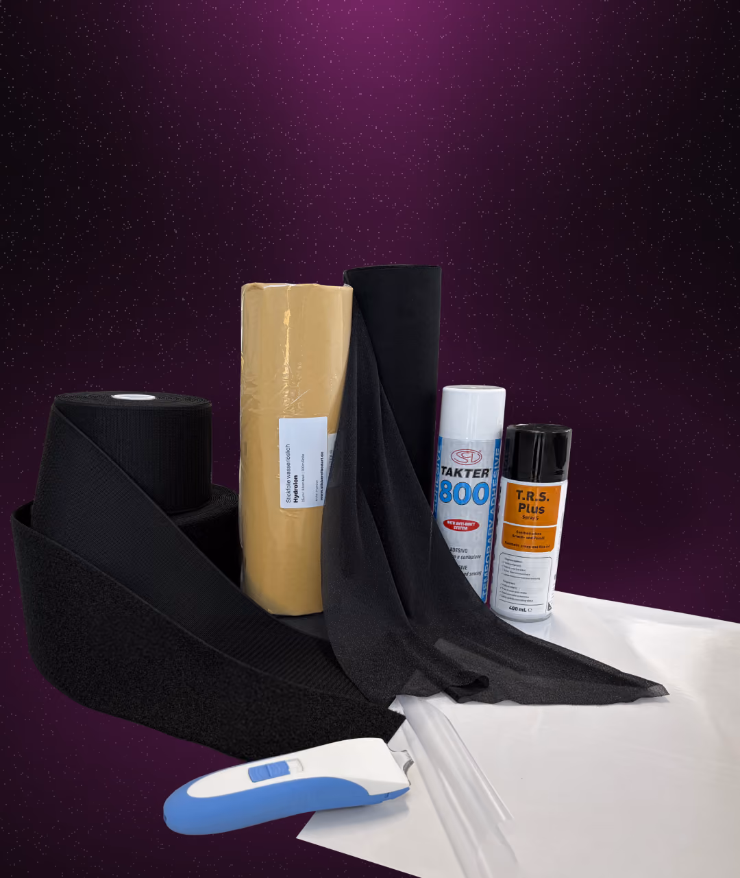 Klebeband, Textilkleber, Sprühkleber und ein Teppichmesser vor dunklem Sternenhintergrund.