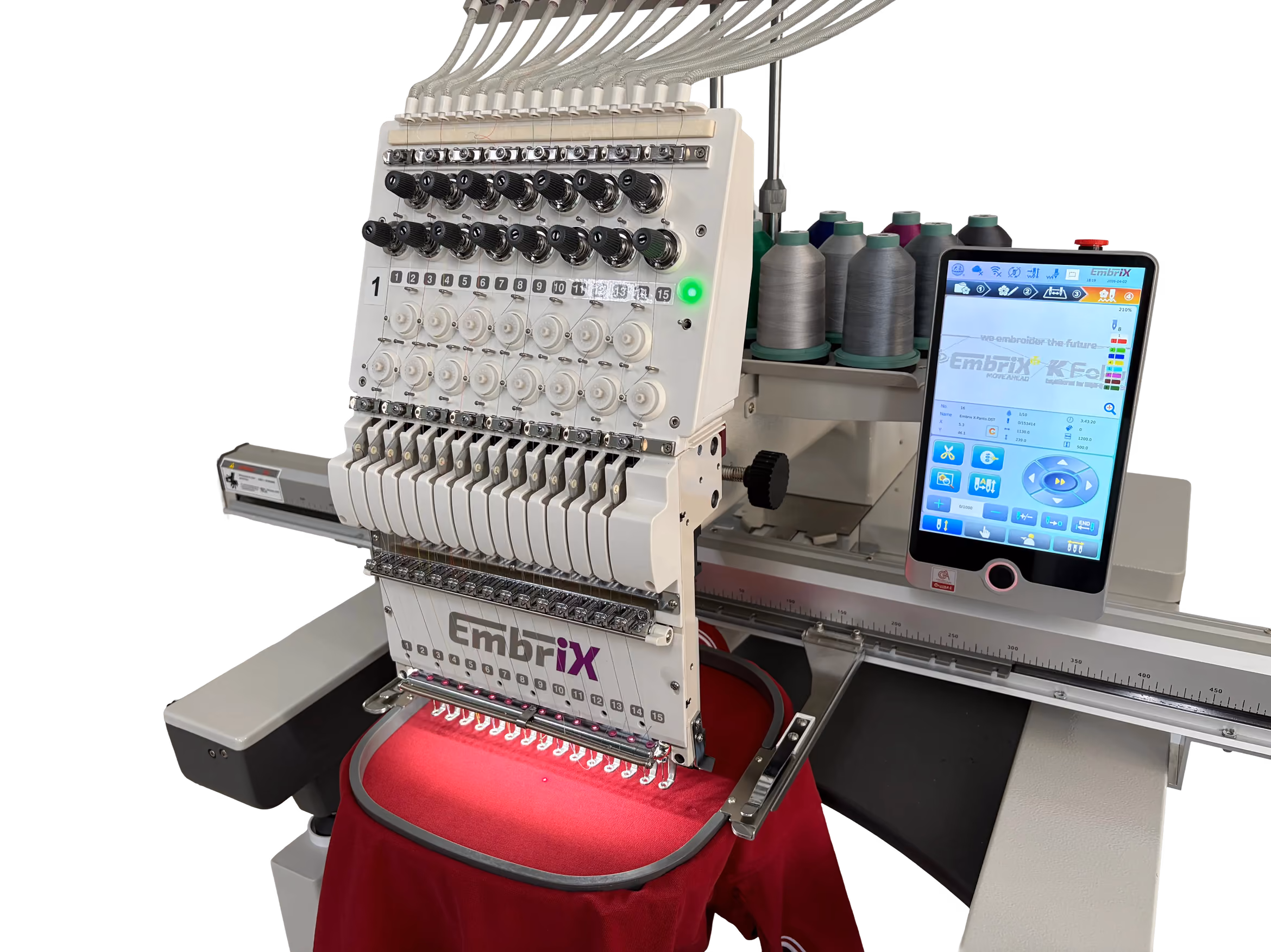 Mehrkopf-Stickmaschine von Embriz, die roten Stoff mit weißen Fäden bestickt.