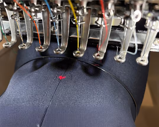 Laser-Positionierung an der EmbriX Stickmaschine