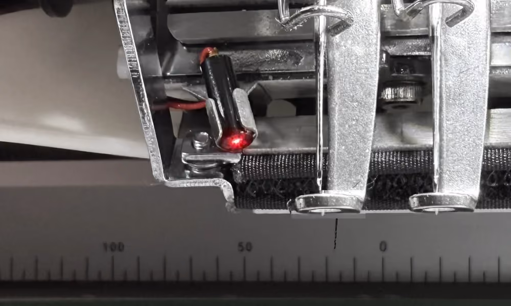 Laser-Positionierung der EmbriX Pro Stickmaschine