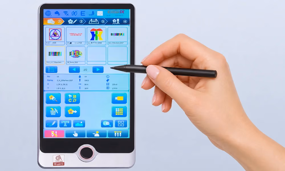 10-Zoll-Touchpanel der EmbriX Pro Stickmaschine
