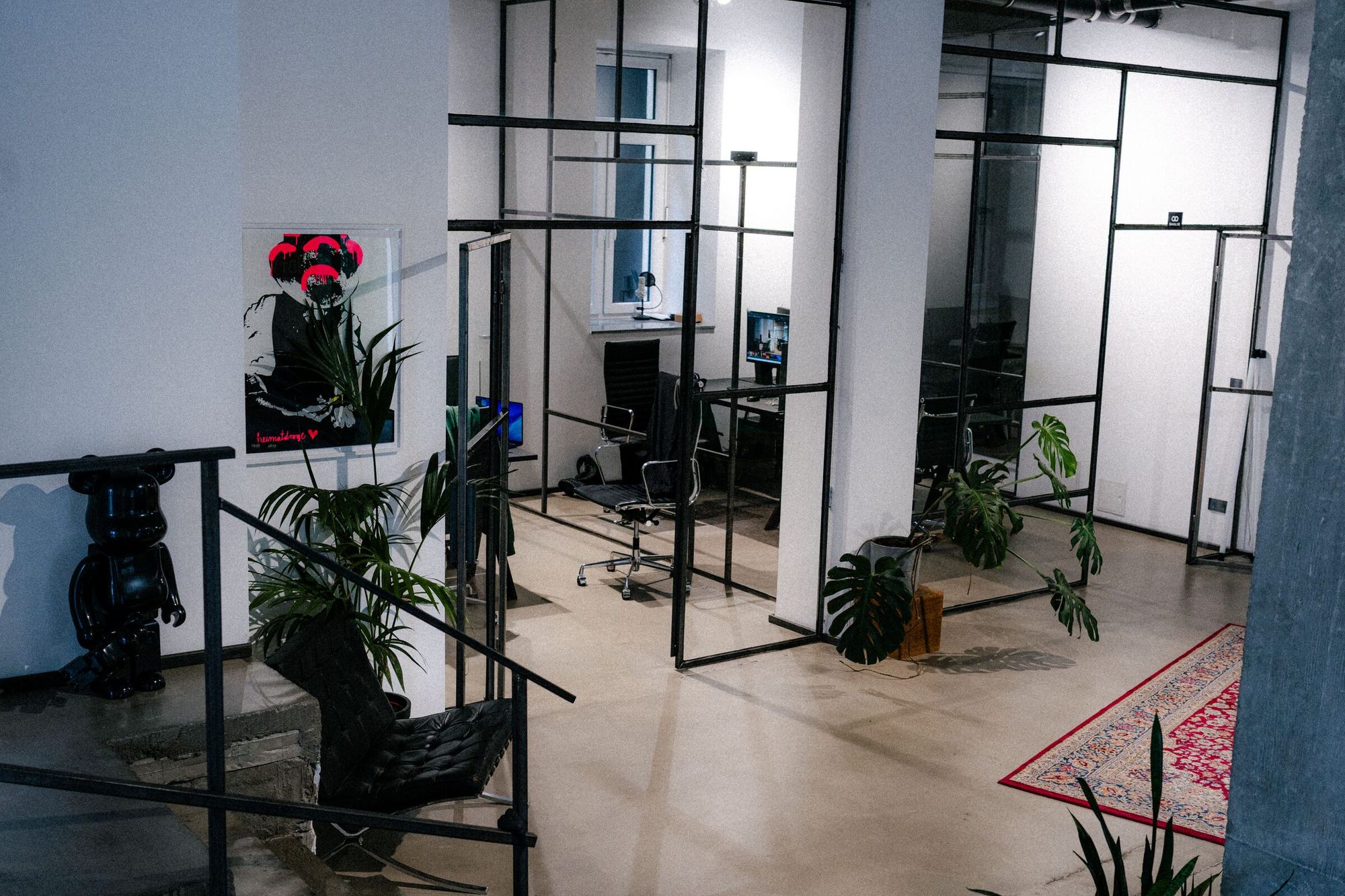 Blick in das Urknall-Studio in Siegen mit Glaskabinen und Arbeitsplaetzen