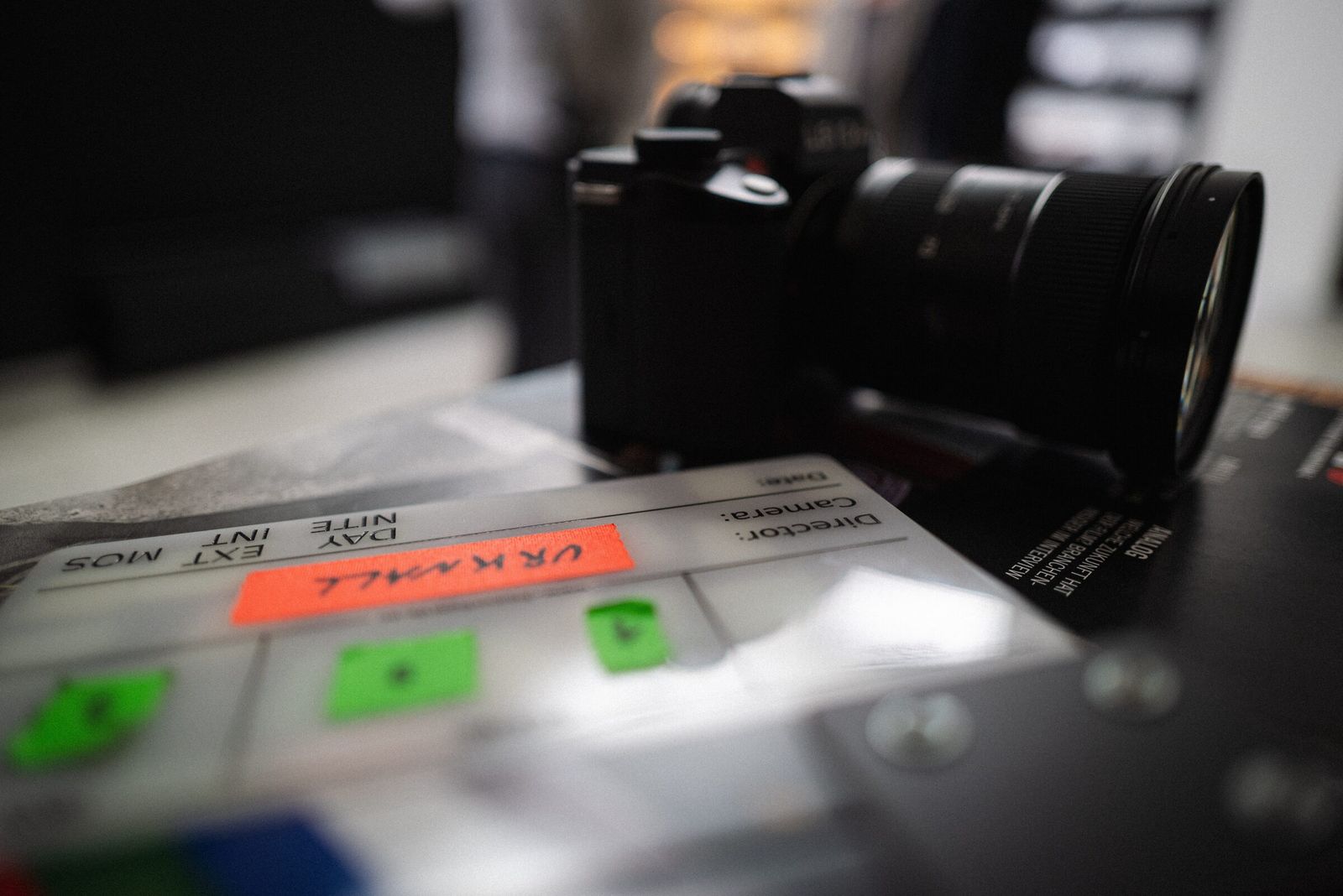 Kamera und Filmklappe auf dem Tisch am Set