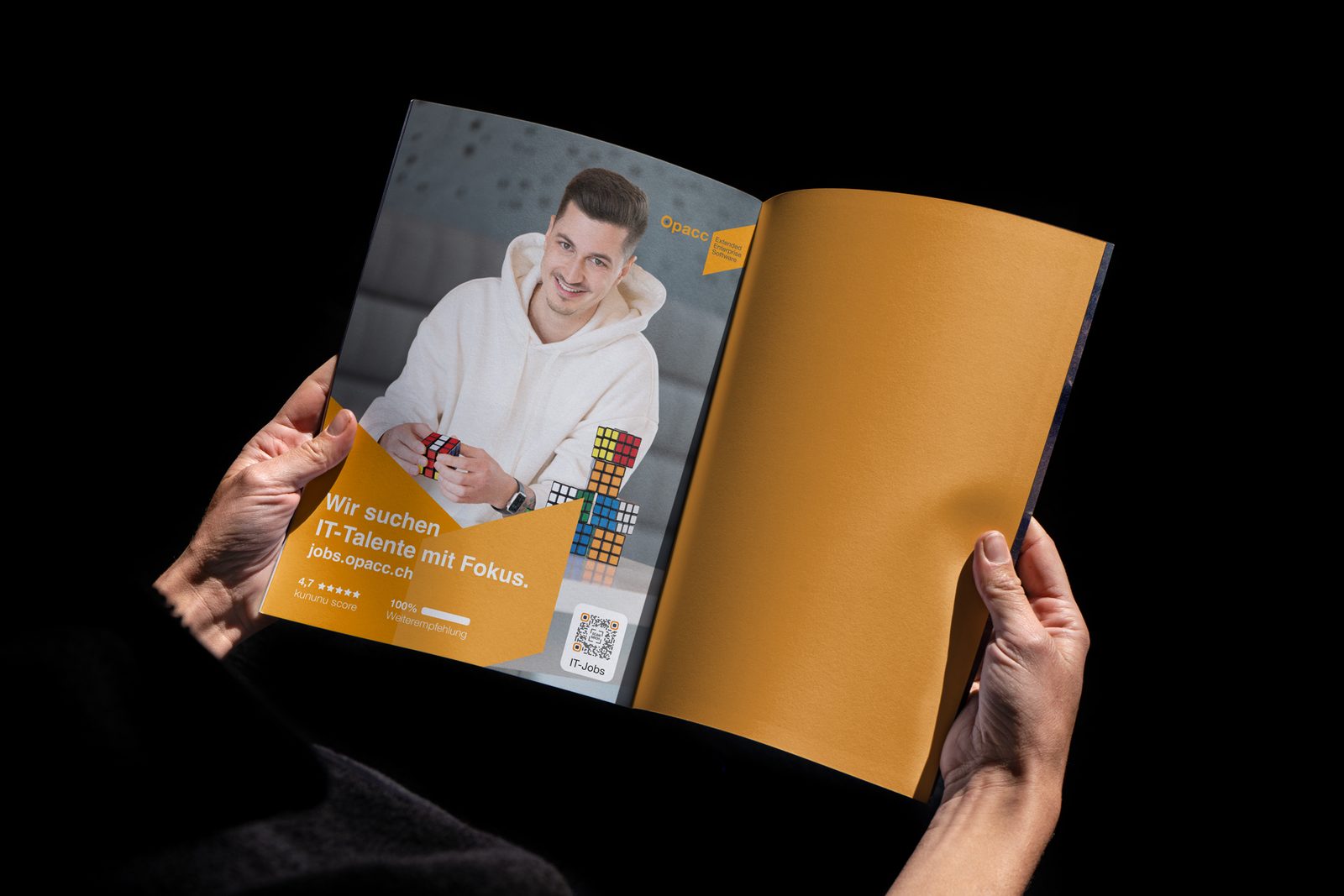 A4-Inserat Wir suchen IT-Talente mit Fokus als Magazin-Mockup, Mitarbeiter mit Zauberwürfeln.