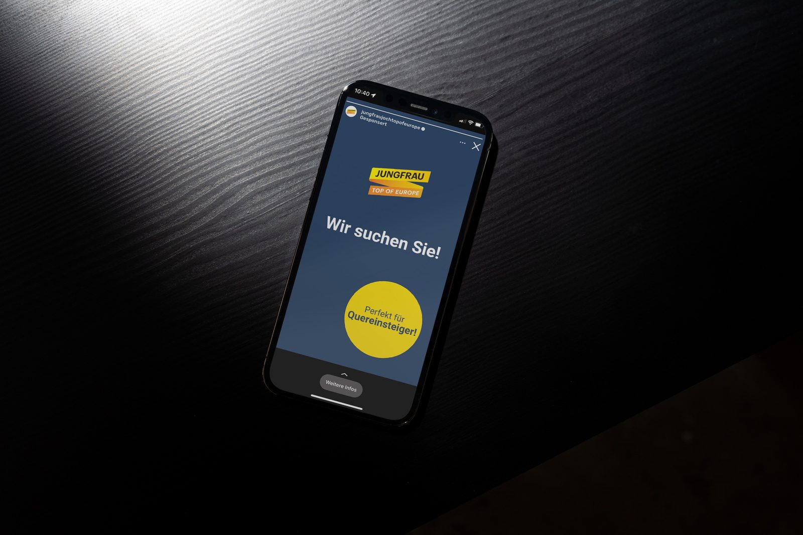 Story-Ad der Jungfraubahnen Rekrutierungskampagne im Smartphone-Mockup auf dunklem Untergrund.