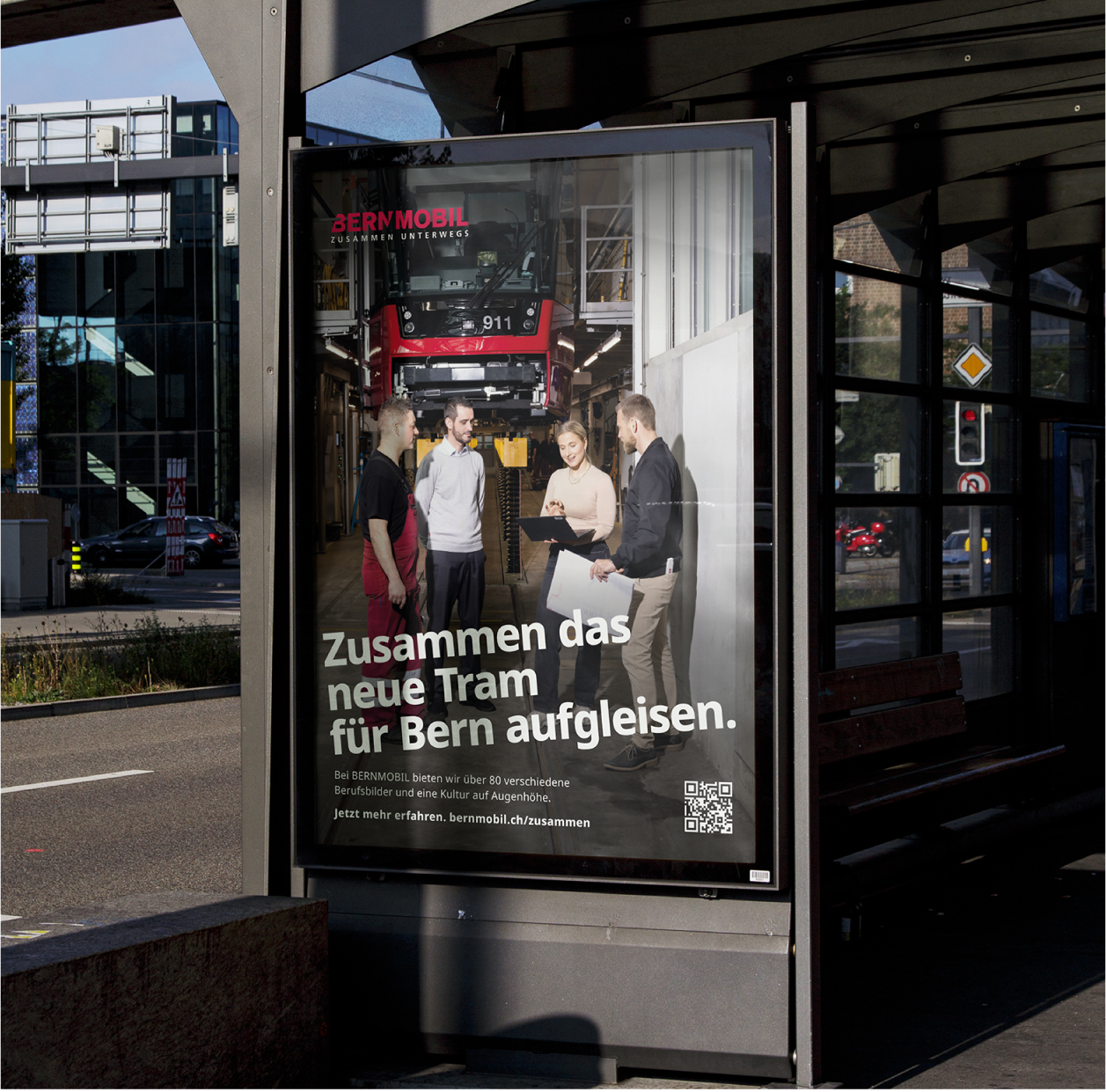 Plakat der BERNMOBIL Kampagne an einer Haltestelle: Zusammen das neue Tram für Bern aufgleisen.