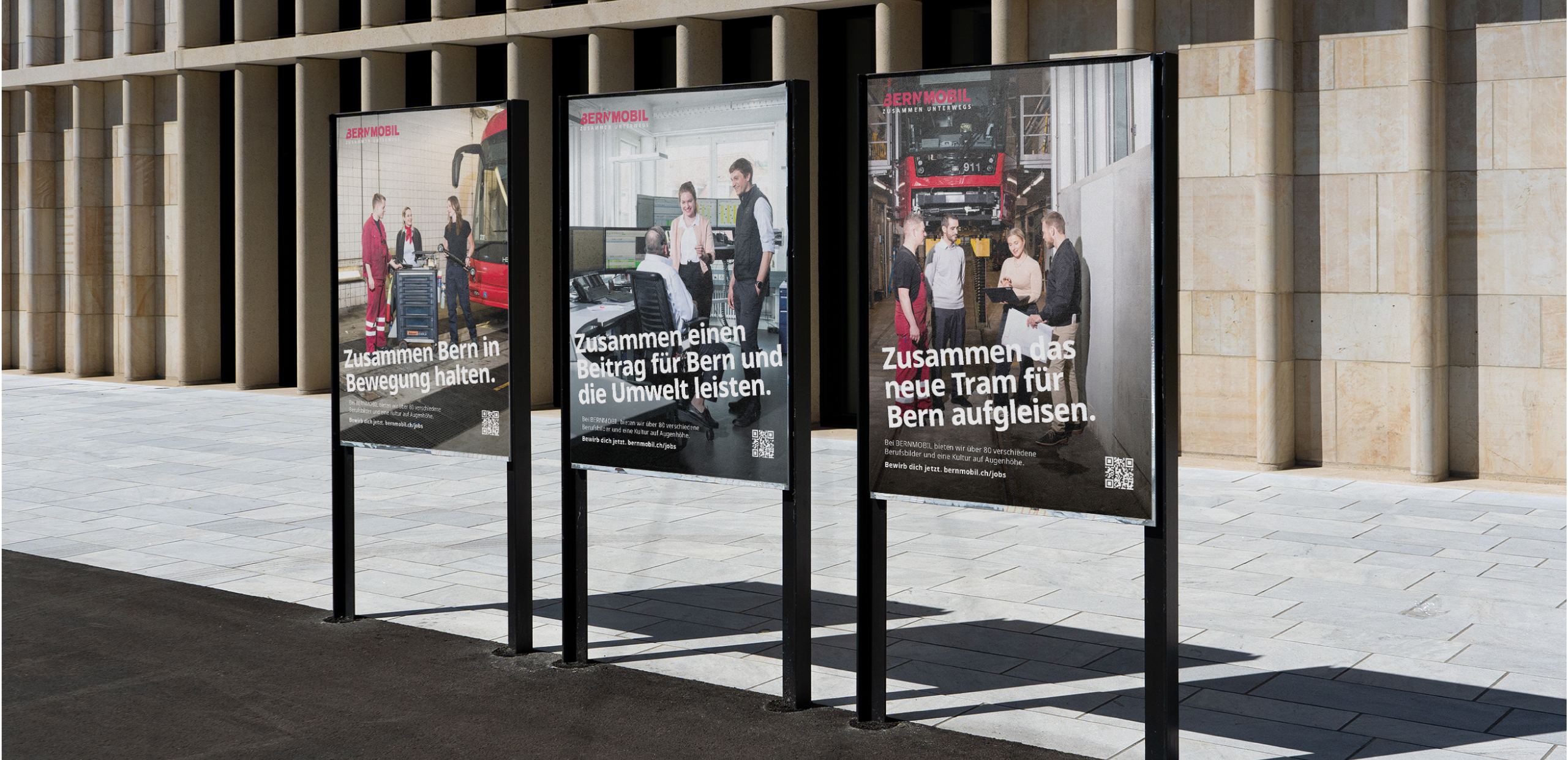 Drei Plakate der BERNMOBIL HR-Kampagne «Zusammen unterwegs» nebeneinander im Stadtraum