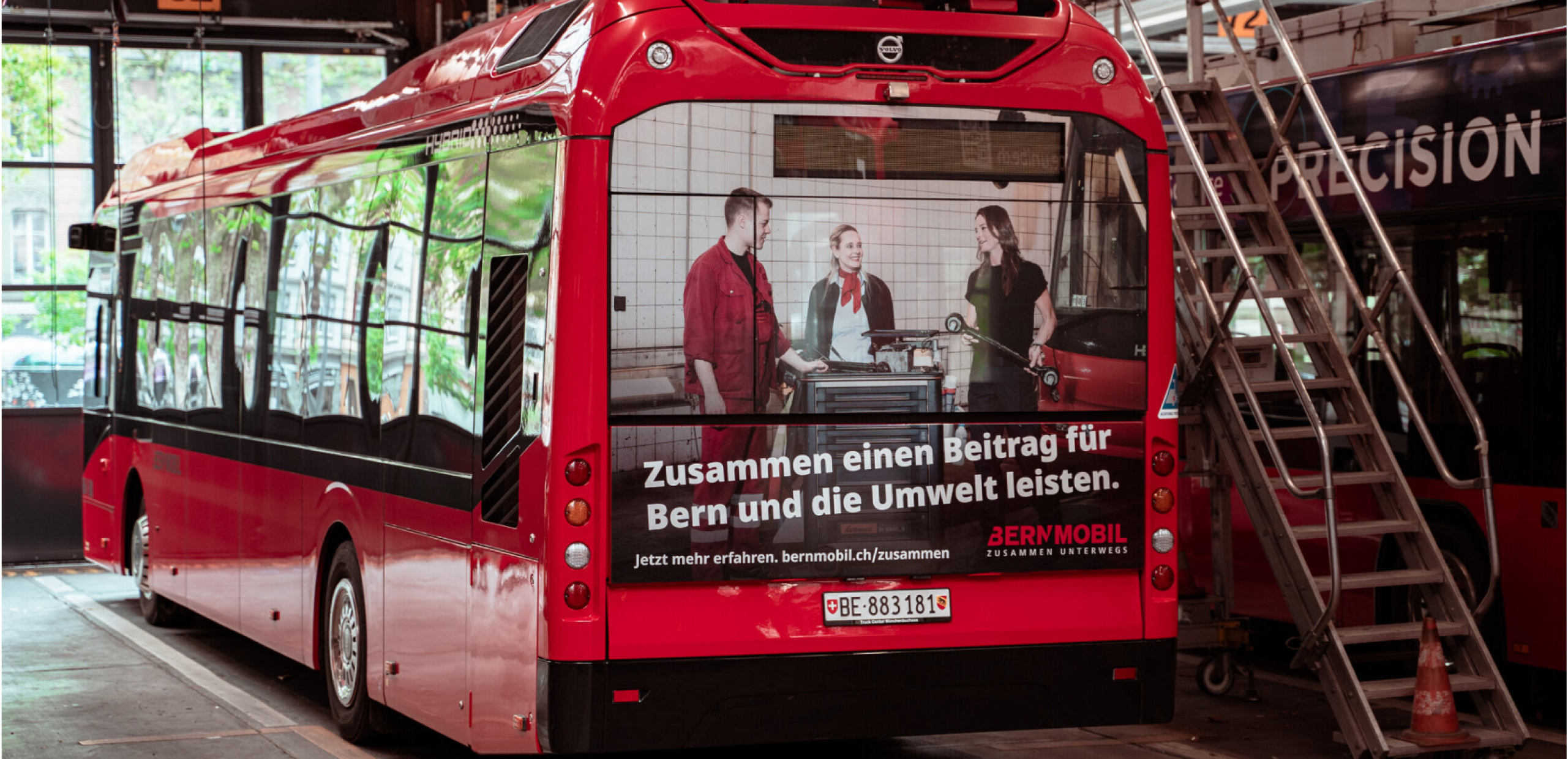 Bus von BERNMOBIL mit Heckwerbung der Kampagne: Zusammen einen Beitrag für Bern und die Umwelt leisten.