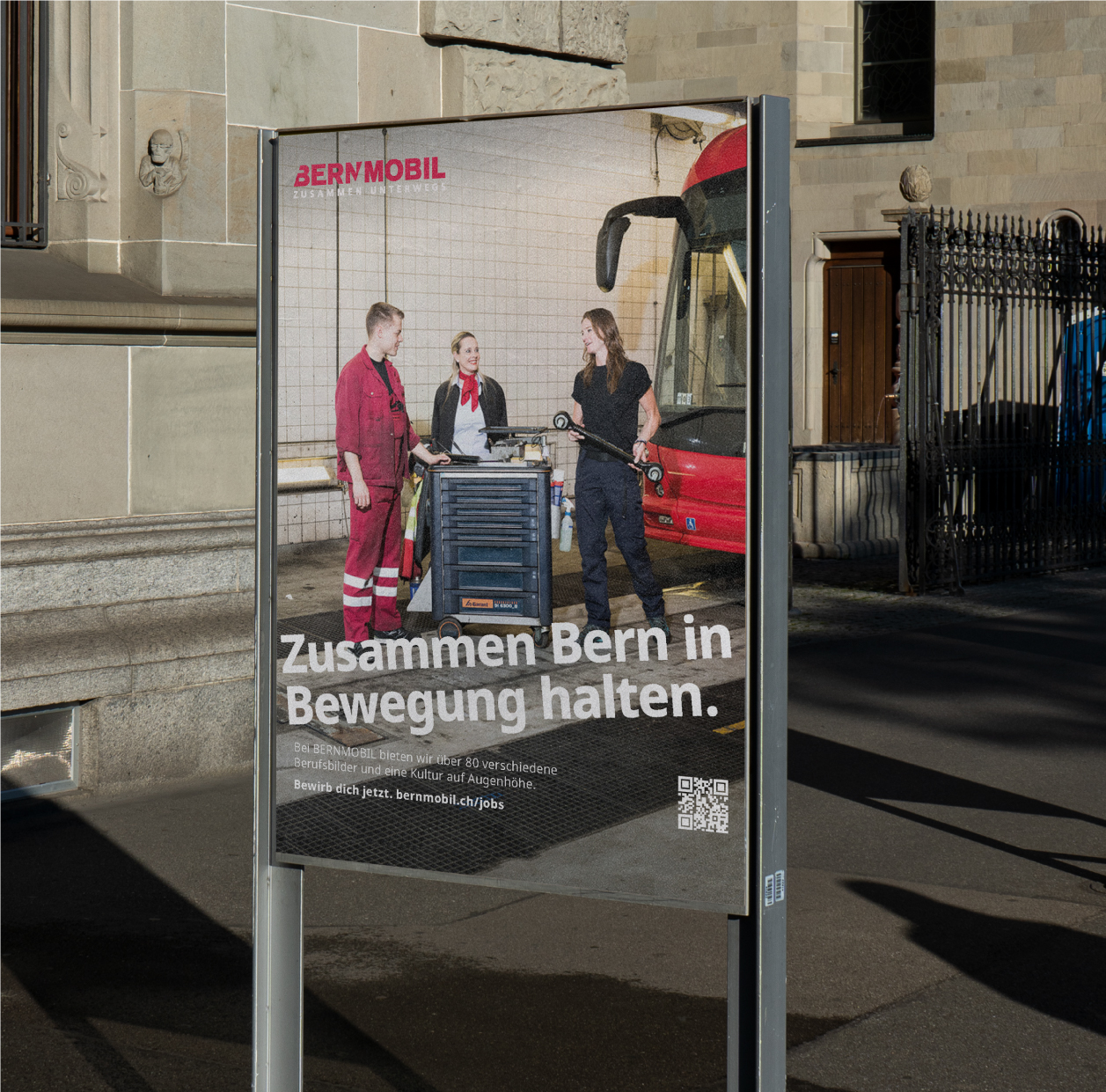 Plakat der BERNMOBIL Kampagne im Stadtraum: Zusammen Bern in Bewegung halten.