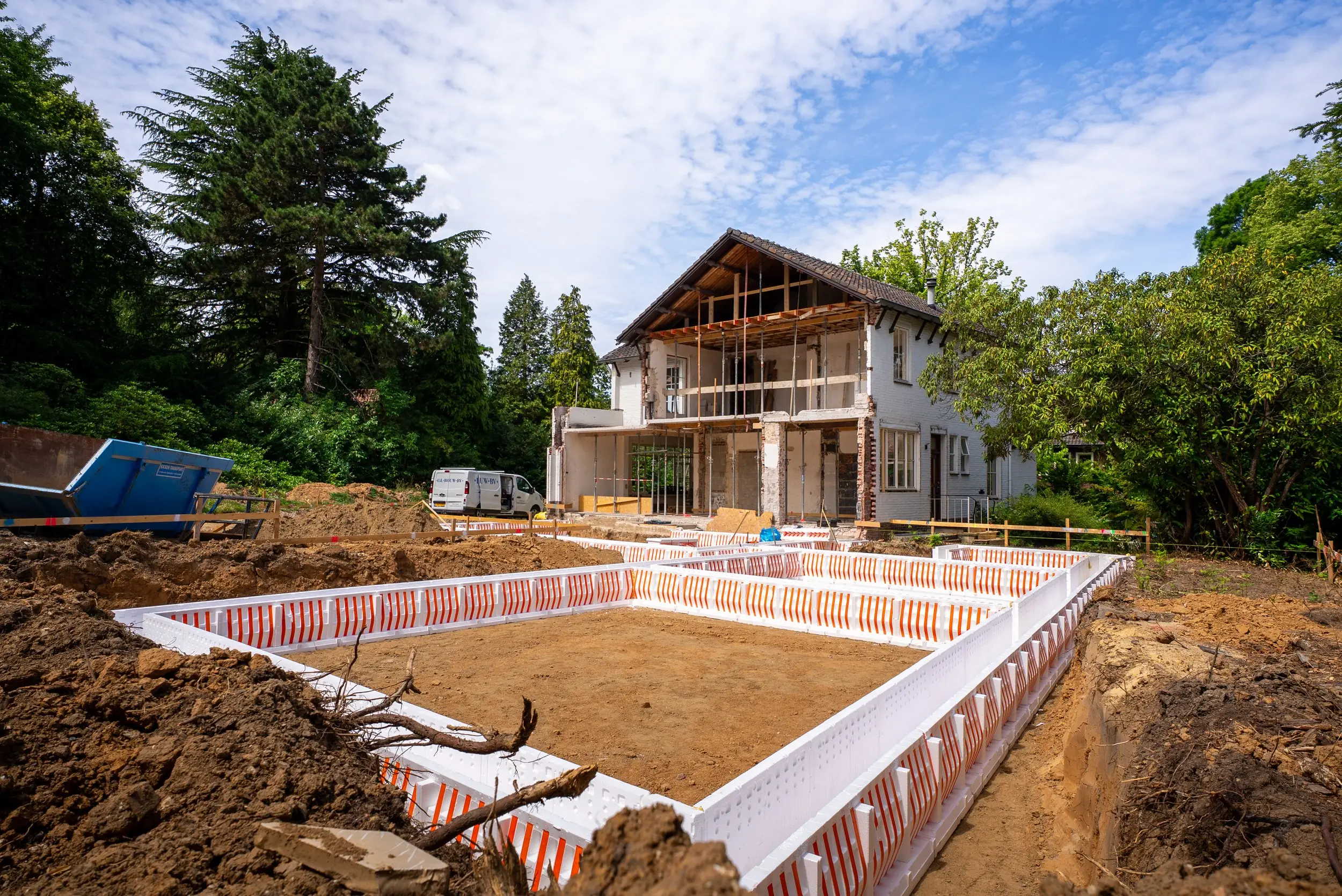 Fundering met geïsoleerde EPS-bekisting voor de aanbouw van een gerenoveerde villa