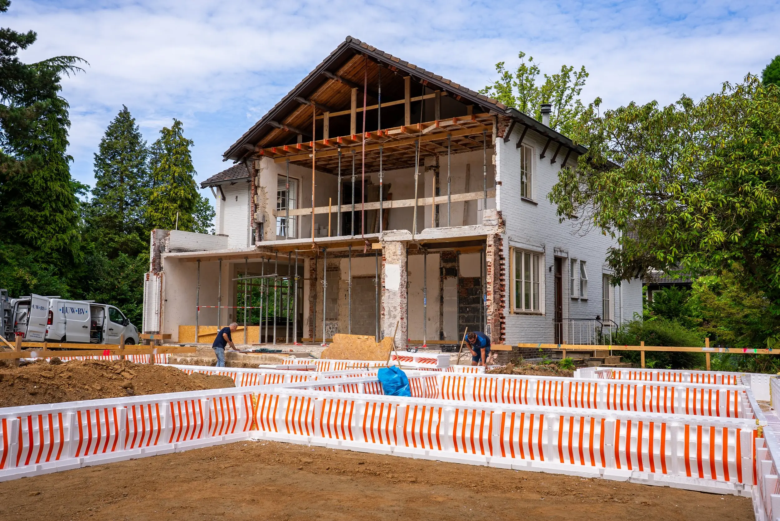 Renovatie van een villa met nieuwe aanbouw in aanleg