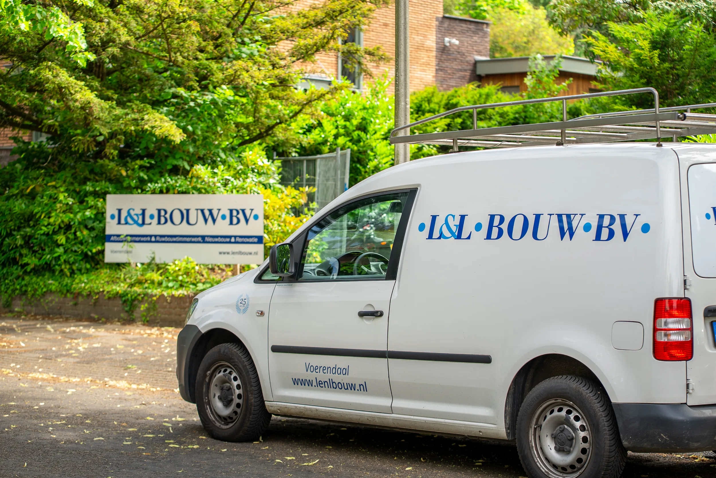 Bedrijfsbus van L&L Bouw BV uit Voerendaal