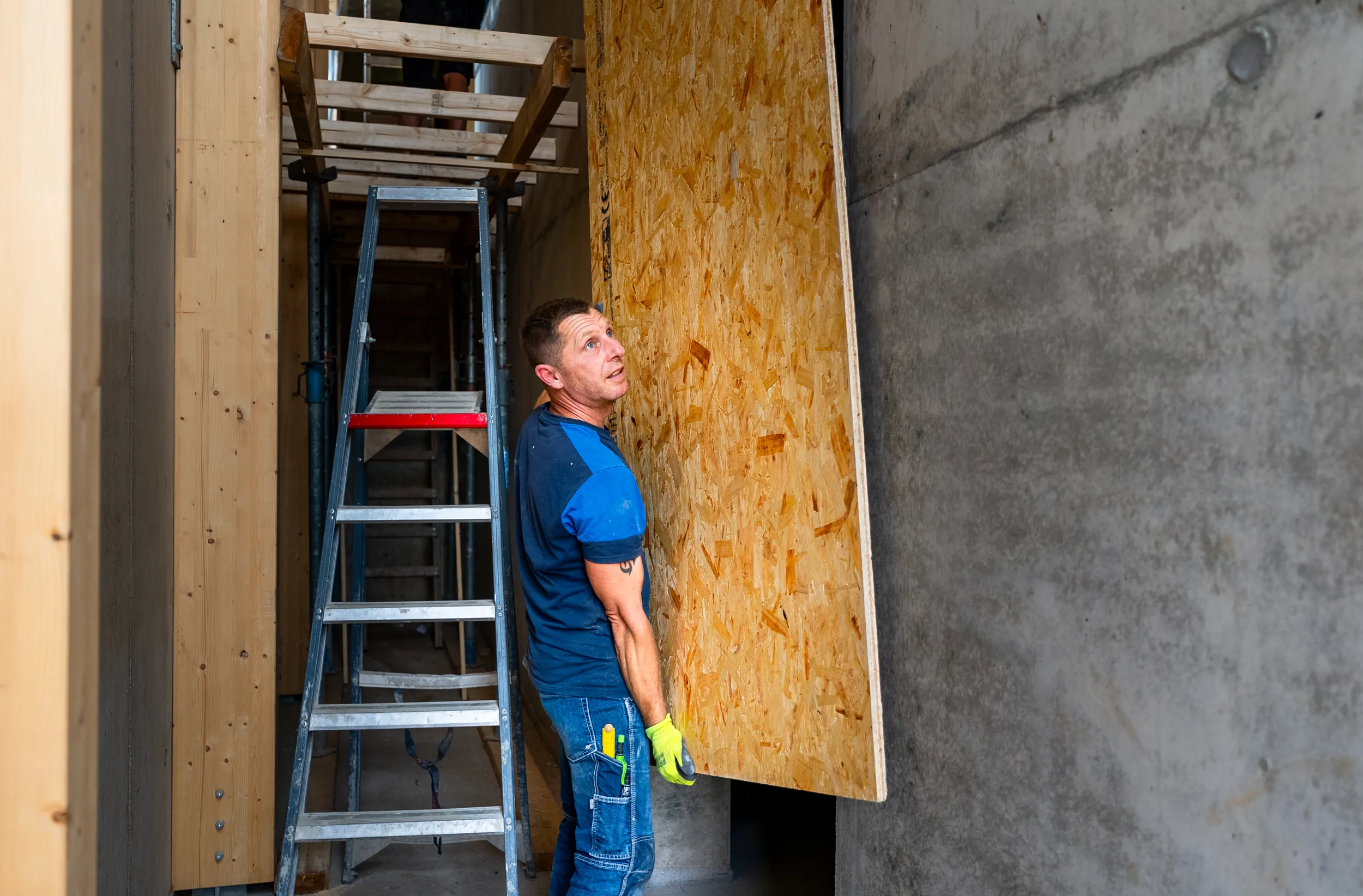 Timmerman van L&L Bouw plaatst een OSB-plaat tijdens de ruwbouw