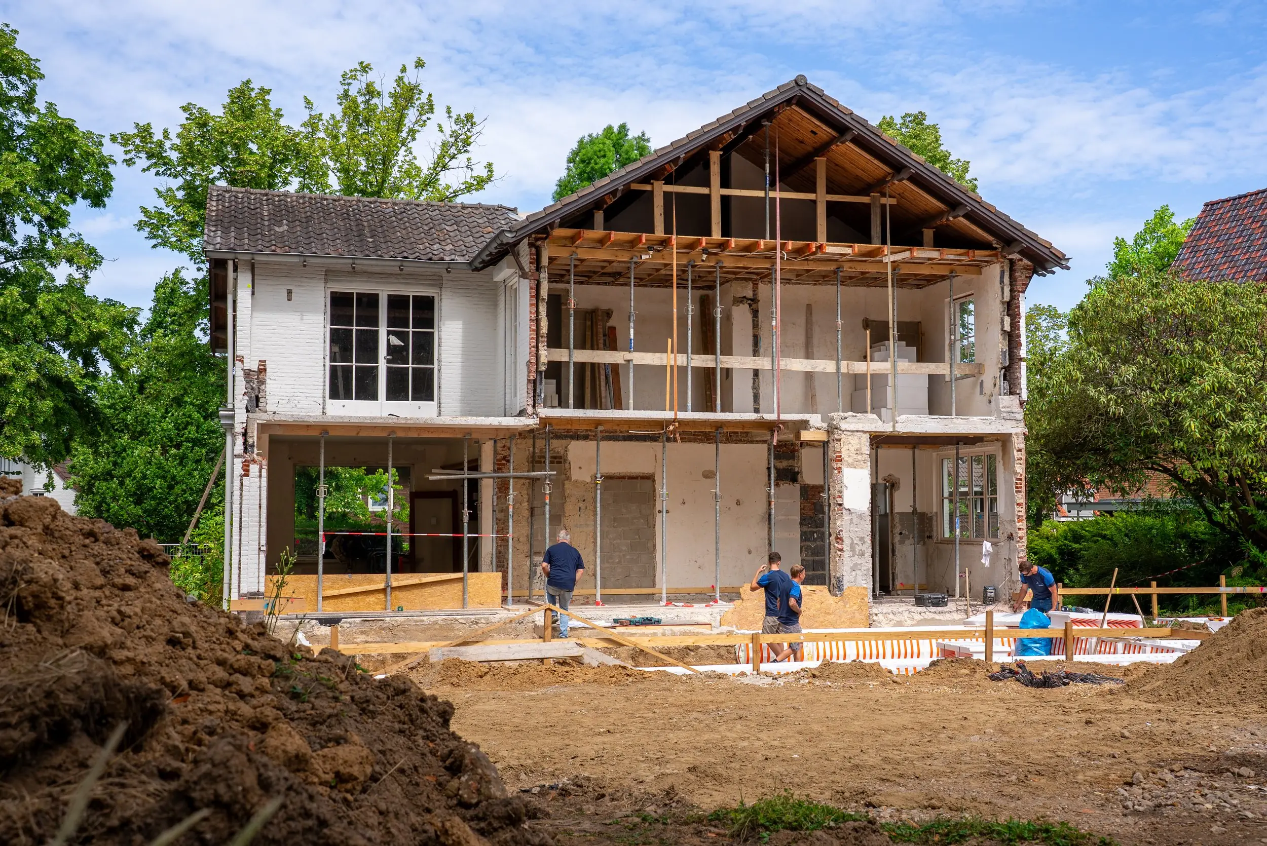 Gestempelde gevel tijdens de renovatie van een villa