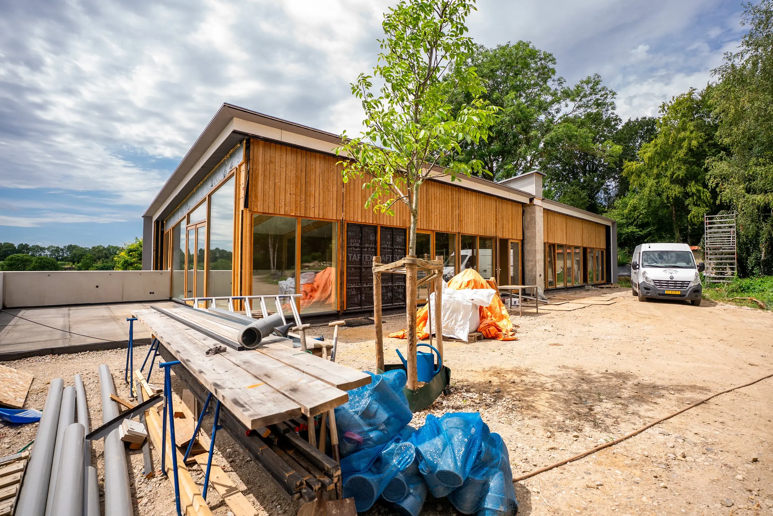 Nieuwbouw met houten gevelbekleding in aanbouw