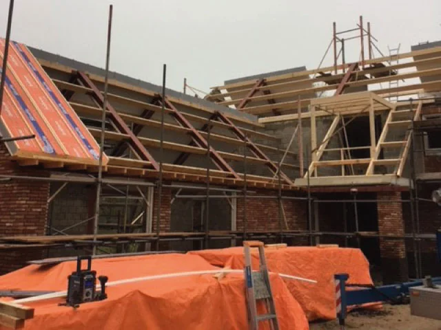 Sporenkap in aanbouw met de eerste geïsoleerde dakelementen op de nieuwbouwwoning