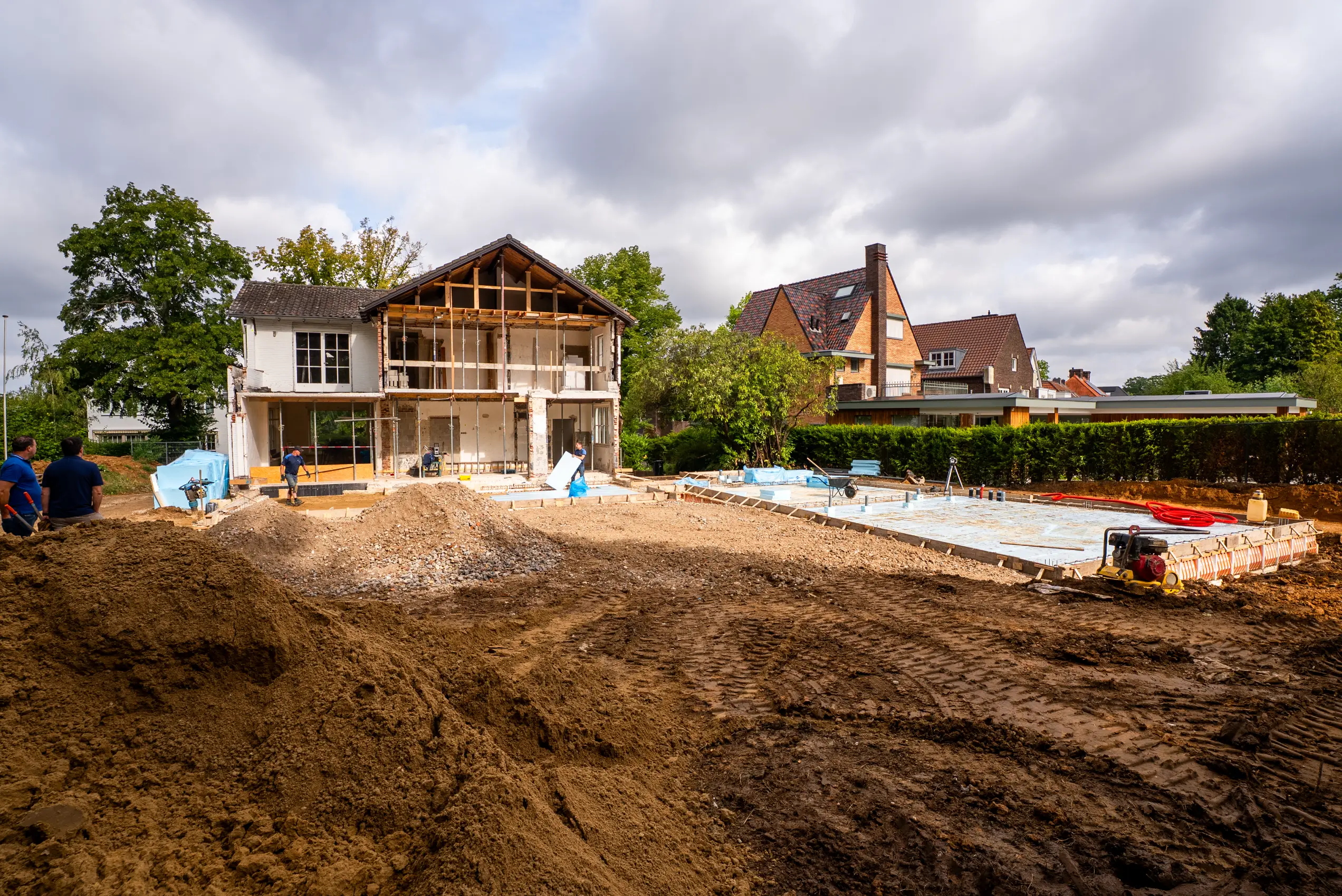 Grondwerk rond de villa, met de gestorte funderingsvloer van de uitbouw