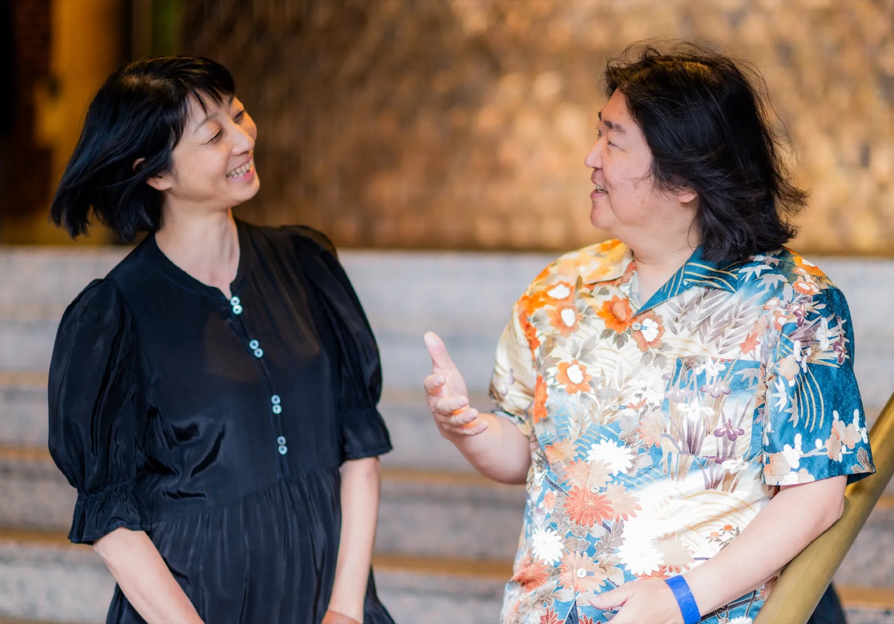 Ken Honda in conversation with a guest between sessions