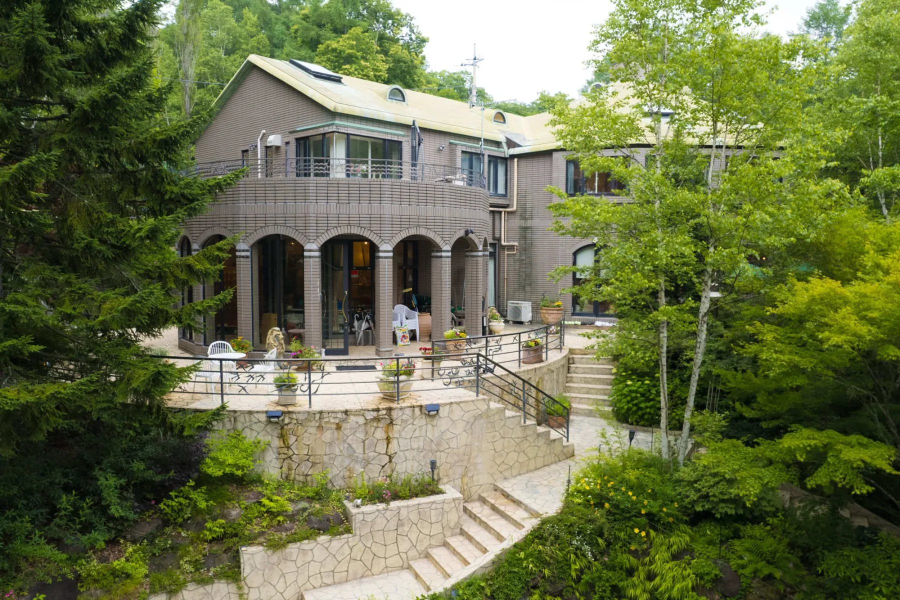 Ken Honda's retreat center building among the trees